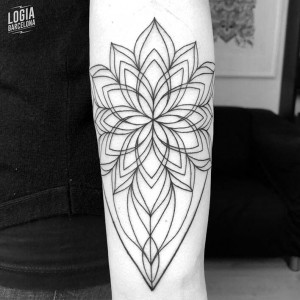 tatuaje-brazo-lineas-flor-ferran-torre-logia-barcelona 